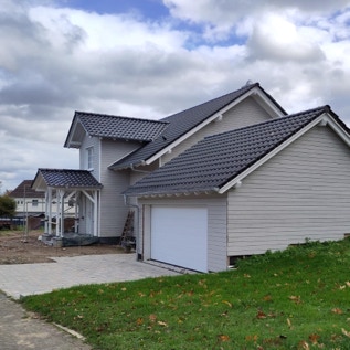 Blick auf Vastu-Haus mit Garage