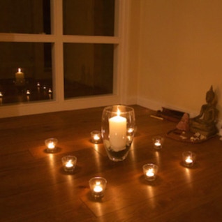 Detail der Einzugs-Zeremonie eines Vastu-Hauses