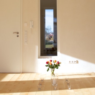 Blick auf Mittelachse des Vastu-Neubaus in Richtung Eingangsbereich