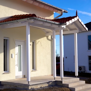 Blick auf Eingangsbereich mit Überdachung des Vastu-Neubaus