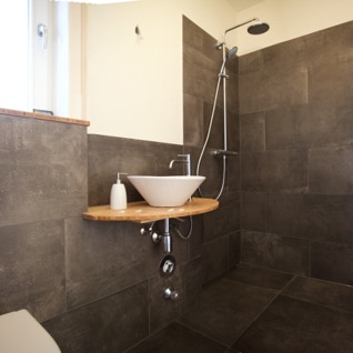 Blick in Dusch-Bad des Vastu-Neubaus