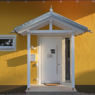 Überdachung mit Podest am Eingang